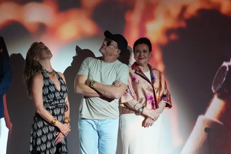 Jean-Claude Van Damme u Srbiji uživa u dru&scaron;tvu kontroverzne voditeljice i 'kralja' narodnjaka