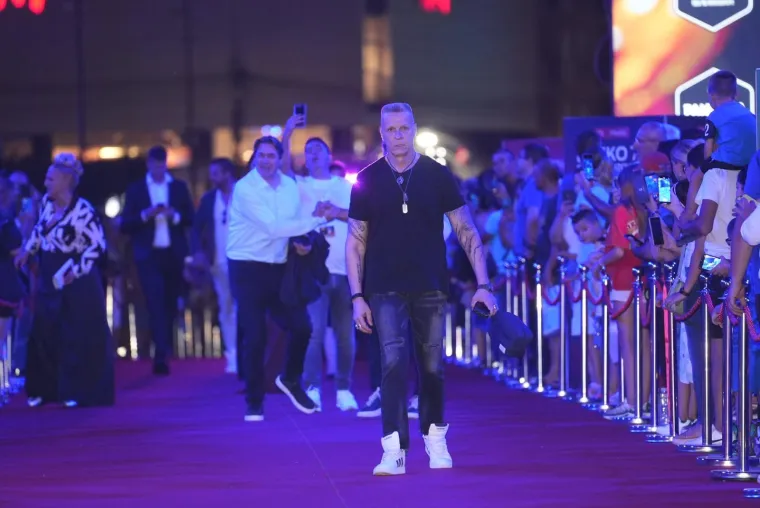 Jean-Claude Van Damme u Srbiji uživa u dru&scaron;tvu kontroverzne voditeljice i 'kralja' narodnjaka
