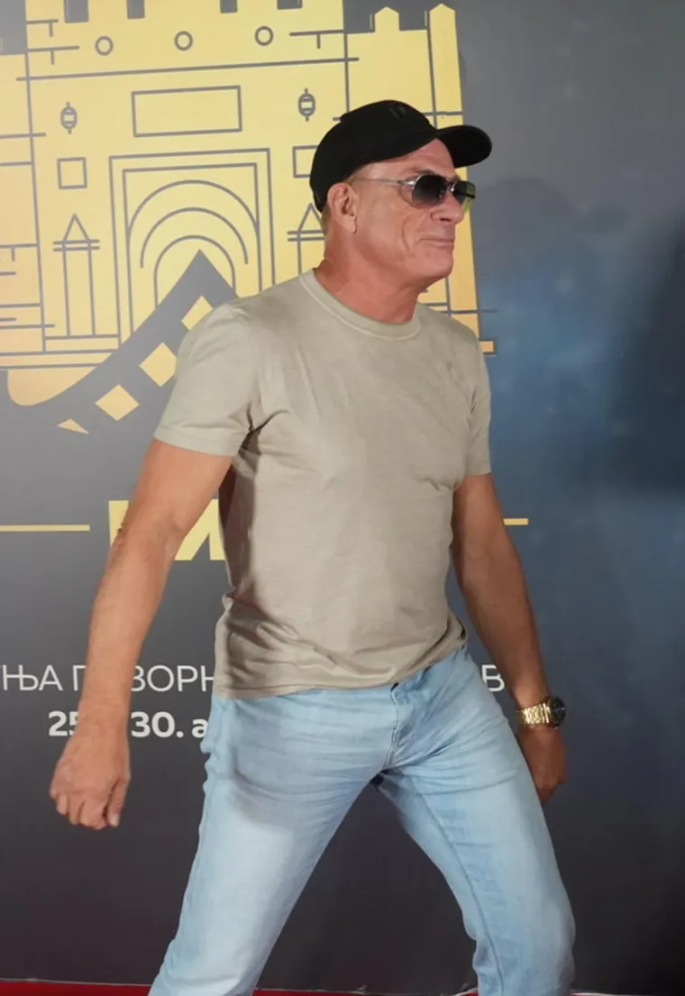 Jean-Claude Van Damme u Srbiji uživa u dru&scaron;tvu kontroverzne voditeljice i 'kralja' narodnjaka