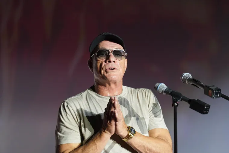 Jean-Claude Van Damme u Srbiji uživa u dru&scaron;tvu kontroverzne voditeljice i 'kralja' narodnjaka