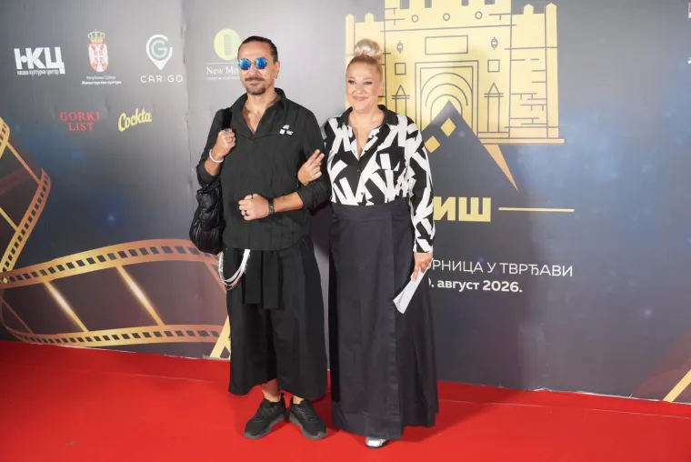 Jean-Claude Van Damme u Srbiji uživa u dru&scaron;tvu kontroverzne voditeljice i 'kralja' narodnjaka