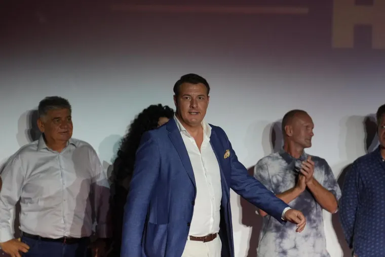 Jean-Claude Van Damme u Srbiji uživa u dru&scaron;tvu kontroverzne voditeljice i 'kralja' narodnjaka