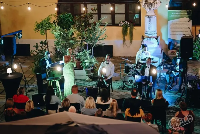 Nisu trebale pozornicu da bi ukrale kadar: Dvije zgodne plavu&scaron;e uživale u čarima &Scaron;pancirfesta