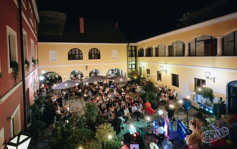 Nisu trebale pozornicu da bi ukrale kadar: Dvije zgodne plavu&scaron;e uživale u čarima &Scaron;pancirfesta