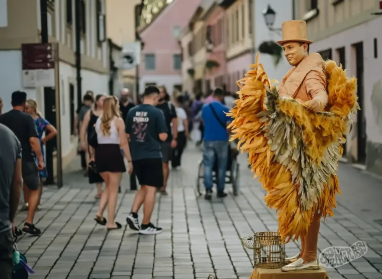 Nisu trebale pozornicu da bi ukrale kadar: Dvije zgodne plavu&scaron;e uživale u čarima &Scaron;pancirfesta