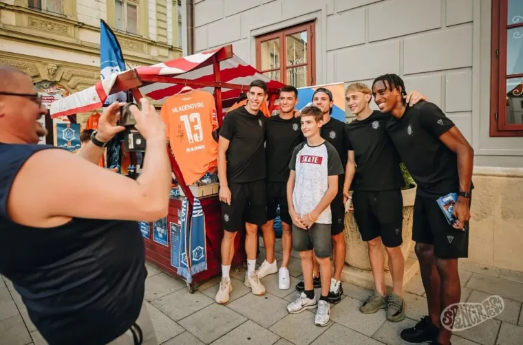 Nisu trebale pozornicu da bi ukrale kadar: Dvije zgodne plavu&scaron;e uživale u čarima &Scaron;pancirfesta