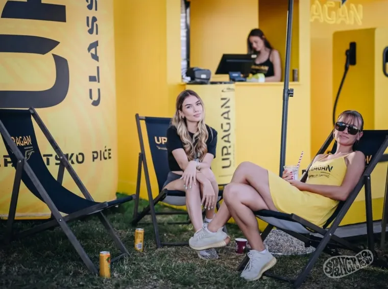 Nisu trebale pozornicu da bi ukrale kadar: Dvije zgodne plavu&scaron;e uživale u čarima &Scaron;pancirfesta