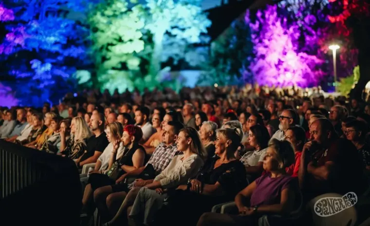 Nisu trebale pozornicu da bi ukrale kadar: Dvije zgodne plavu&scaron;e uživale u čarima &Scaron;pancirfesta
