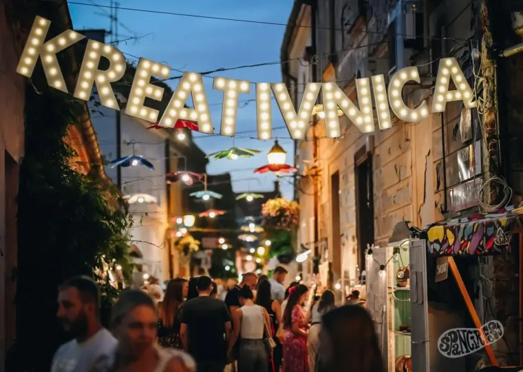 Nisu trebale pozornicu da bi ukrale kadar: Dvije zgodne plavu&scaron;e uživale u čarima &Scaron;pancirfesta