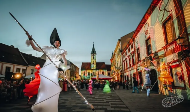 Nisu trebale pozornicu da bi ukrale kadar: Dvije zgodne plavu&scaron;e uživale u čarima &Scaron;pancirfesta