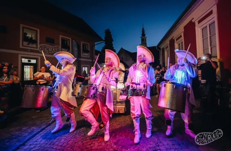 Nisu trebale pozornicu da bi ukrale kadar: Dvije zgodne plavu&scaron;e uživale u čarima &Scaron;pancirfesta
