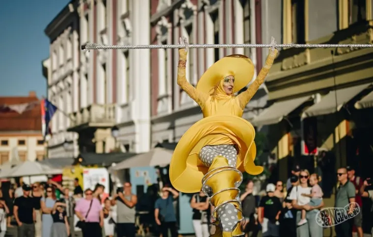Nisu trebale pozornicu da bi ukrale kadar: Dvije zgodne plavu&scaron;e uživale u čarima &Scaron;pancirfesta