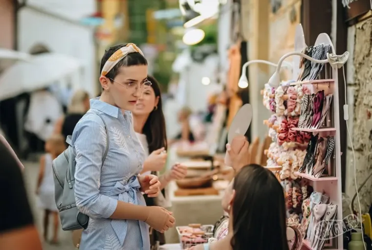 Nisu trebale pozornicu da bi ukrale kadar: Dvije zgodne plavu&scaron;e uživale u čarima &Scaron;pancirfesta