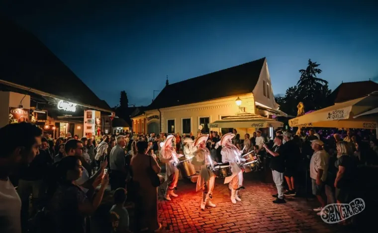 Nisu trebale pozornicu da bi ukrale kadar: Dvije zgodne plavu&scaron;e uživale u čarima &Scaron;pancirfesta