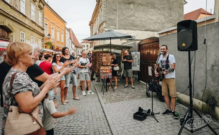 Ovakvu plavu&scaron;u te&scaron;ko je ne primijetiti: U crvenom topu ukrala pažnju na &Scaron;pancirfestu