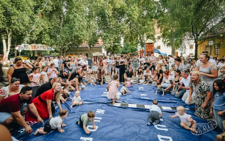 Ovakvu plavu&scaron;u te&scaron;ko je ne primijetiti: U crvenom topu ukrala pažnju na &Scaron;pancirfestu