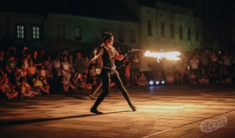 Ovakvu plavu&scaron;u te&scaron;ko je ne primijetiti: U crvenom topu ukrala pažnju na &Scaron;pancirfestu