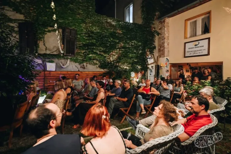 Ovakvu plavu&scaron;u te&scaron;ko je ne primijetiti: U crvenom topu ukrala pažnju na &Scaron;pancirfestu