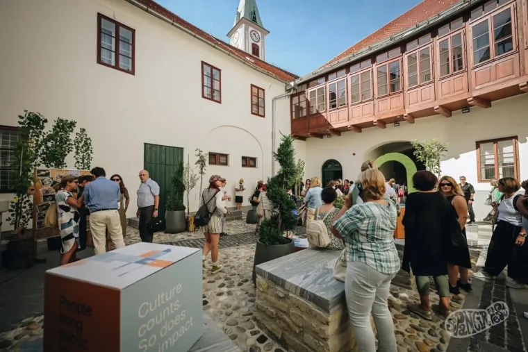 Ovakvu plavu&scaron;u te&scaron;ko je ne primijetiti: U crvenom topu ukrala pažnju na &Scaron;pancirfestu
