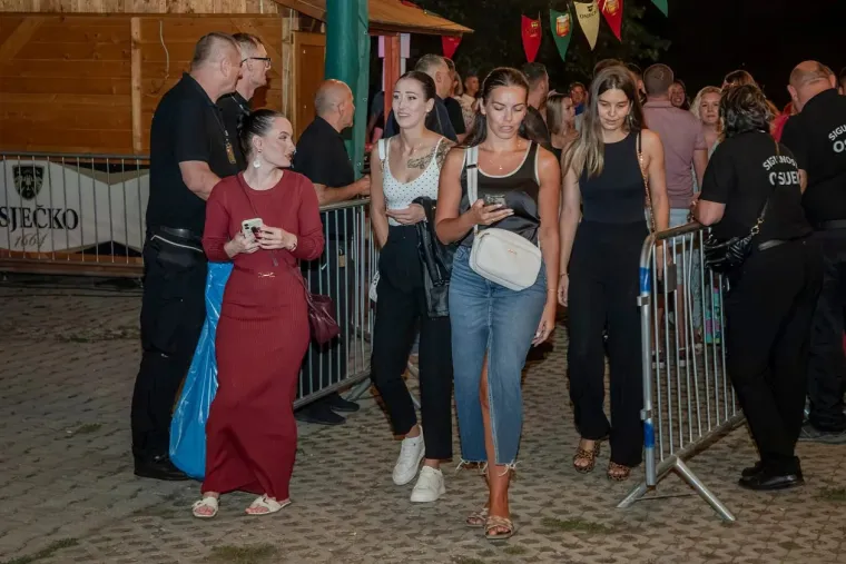Nikad vi&scaron;e ljepotica u Osijeku: Minice i dekoltei privlačili sve poglede tijekom cijele večeri