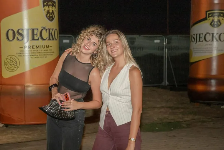 Nikad vi&scaron;e ljepotica u Osijeku: Minice i dekoltei privlačili sve poglede tijekom cijele večeri