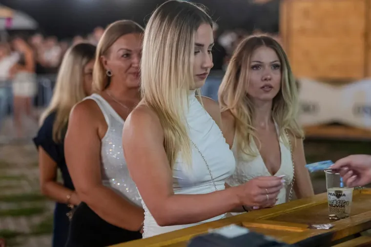 Nikad vi&scaron;e ljepotica u Osijeku: Minice i dekoltei privlačili sve poglede tijekom cijele večeri
