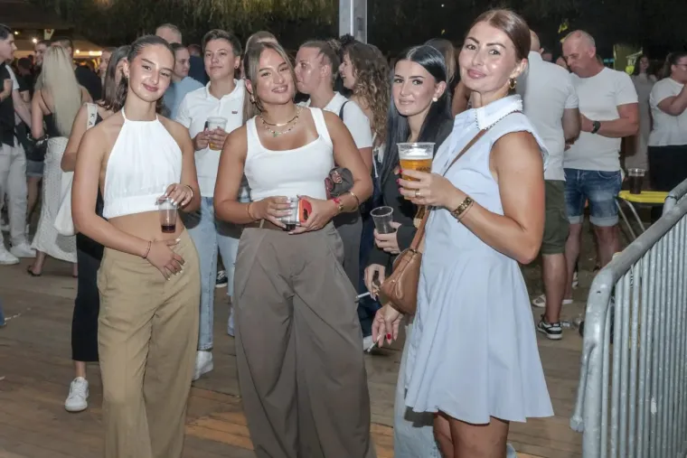Nikad vi&scaron;e ljepotica u Osijeku: Minice i dekoltei privlačili sve poglede tijekom cijele večeri