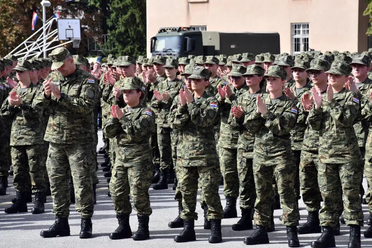 Ponos do neba, suze na obrazima: Pogledajte kako su majke ispratile svoje ročnike