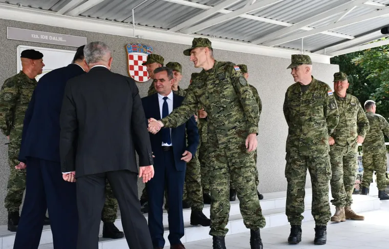 Ponos do neba, suze na obrazima: Pogledajte kako su majke ispratile svoje ročnike