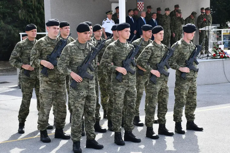 Ponos do neba, suze na obrazima: Pogledajte kako su majke ispratile svoje ročnike