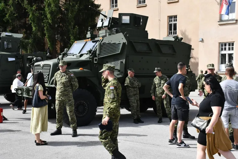 Ponos do neba, suze na obrazima: Pogledajte kako su majke grlile svoje ročnike