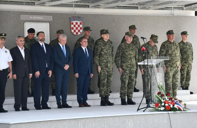 Ponos do neba, suze na obrazima: Pogledajte kako su majke grlile svoje ročnike