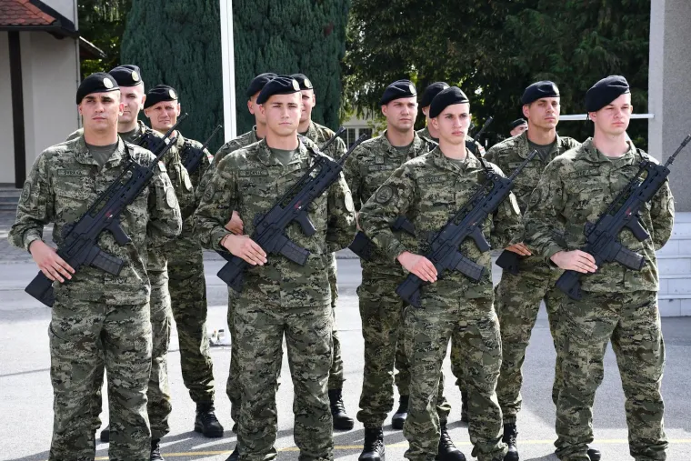 Ponos do neba, suze na obrazima: Pogledajte kako su majke ispratile svoje ročnike