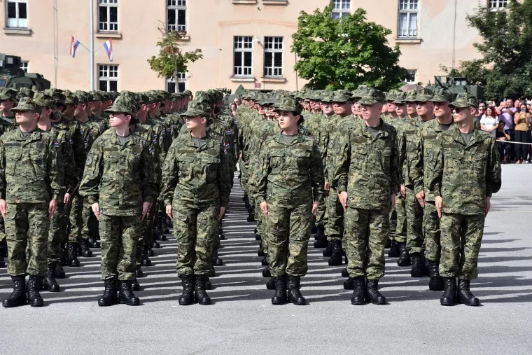 Ponos do neba, suze na obrazima: Pogledajte kako su majke grlile svoje ročnike