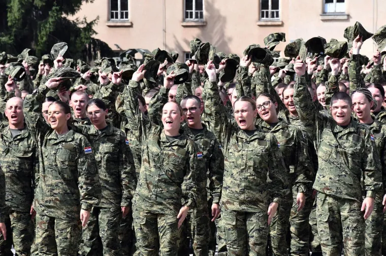Ponos do neba, suze na obrazima: Pogledajte kako su majke grlile svoje ročnike