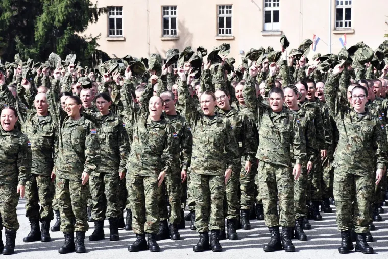 Ponos do neba, suze na obrazima: Pogledajte kako su majke grlile svoje ročnike