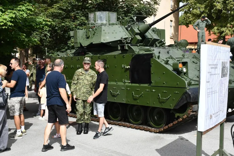 Ponos do neba, suze na obrazima: Pogledajte kako su majke grlile svoje ročnike