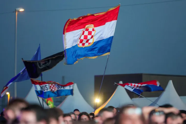 Baklje, zastave i more ljudi: Spektakl samo &scaron;to nije počeo, prizori ostavljaju bez daha