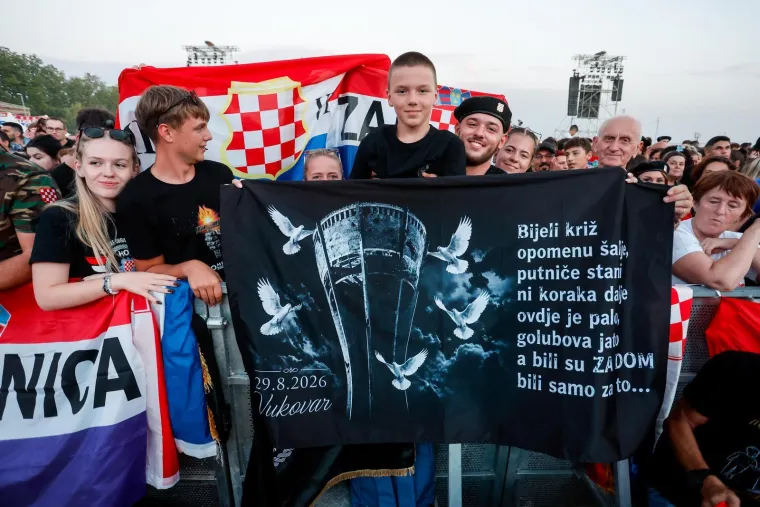 Baklje, zastave i more ljudi: Spektakl samo &scaron;to nije počeo, prizori ostavljaju bez daha