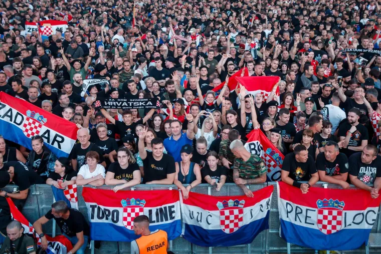 Baklje, zastave i more ljudi: Spektakl samo &scaron;to nije počeo, prizori ostavljaju bez daha
