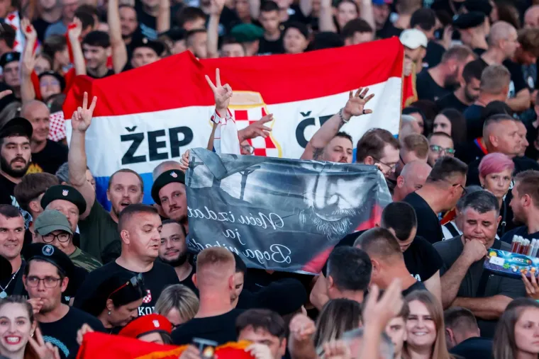 Baklje, zastave i more ljudi: Spektakl samo &scaron;to nije počeo, prizori ostavljaju bez daha