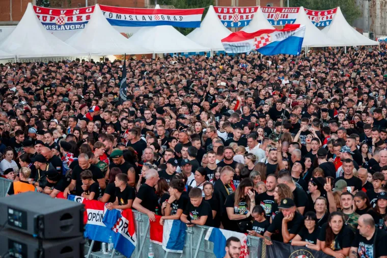 Baklje, zastave i more ljudi: Spektakl samo &scaron;to nije počeo, prizori ostavljaju bez daha
