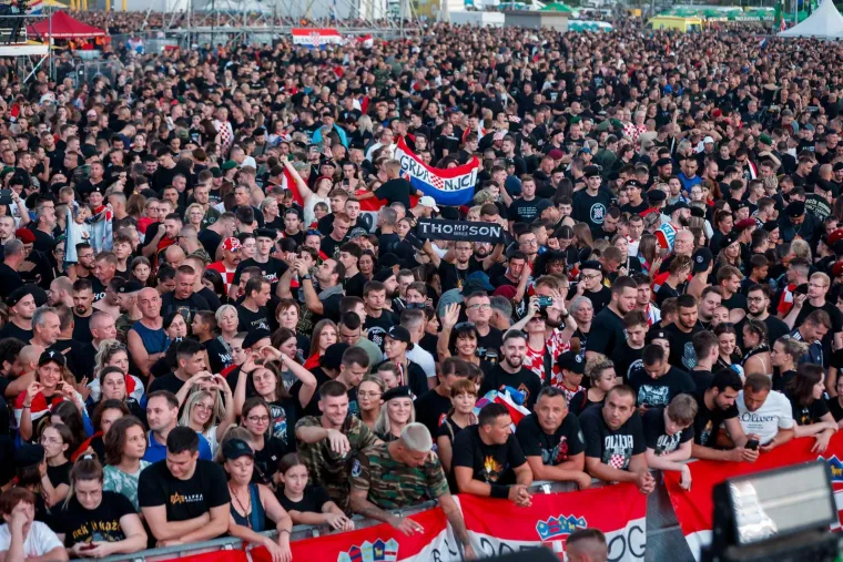 Baklje, zastave i more ljudi: Spektakl samo &scaron;to nije počeo, prizori ostavljaju bez daha