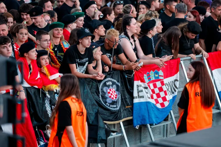 Baklje, zastave i more ljudi: Spektakl samo &scaron;to nije počeo, prizori ostavljaju bez daha