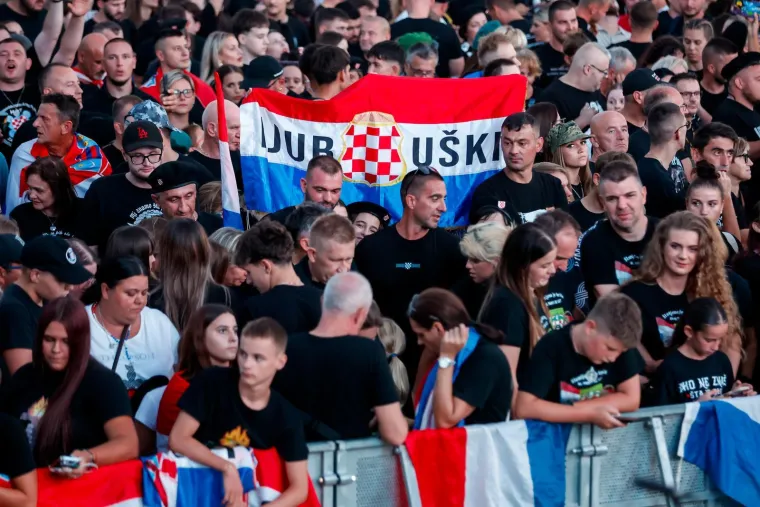 Baklje, zastave i more ljudi: Spektakl samo &scaron;to nije počeo, prizori ostavljaju bez daha