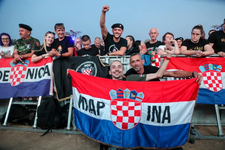 Baklje, zastave i more ljudi: Spektakl samo &scaron;to nije počeo, prizori ostavljaju bez daha