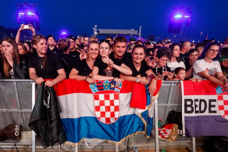Baklje, zastave i more ljudi: Spektakl samo &scaron;to nije počeo, prizori ostavljaju bez daha