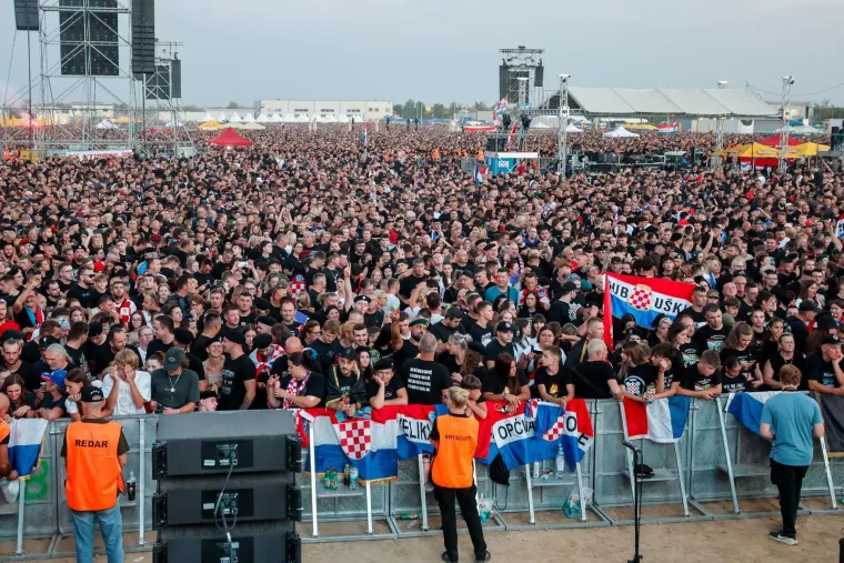 Baklje, zastave i more ljudi: Spektakl samo &scaron;to nije počeo, prizori ostavljaju bez daha