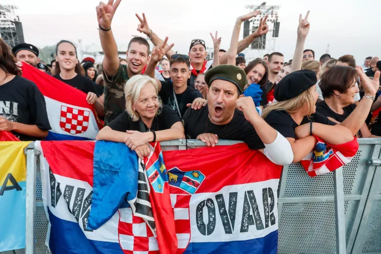 Baklje, zastave i more ljudi: Spektakl samo &scaron;to nije počeo, prizori ostavljaju bez daha