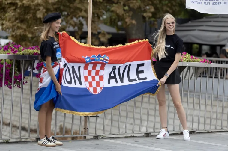 Među tisućama ljudi one su ukrale sve poglede: Svojim izdanjima zasjale su na velikom spektaklu